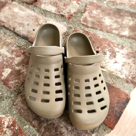 Slippers - Picture 1 of 4